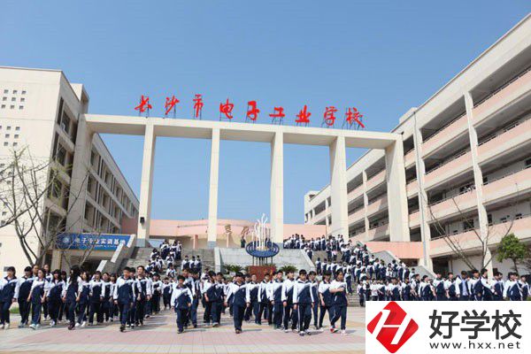 長(zhǎng)沙市電子工業(yè)學(xué)校有哪些特色專業(yè)？就業(yè)前景如何？