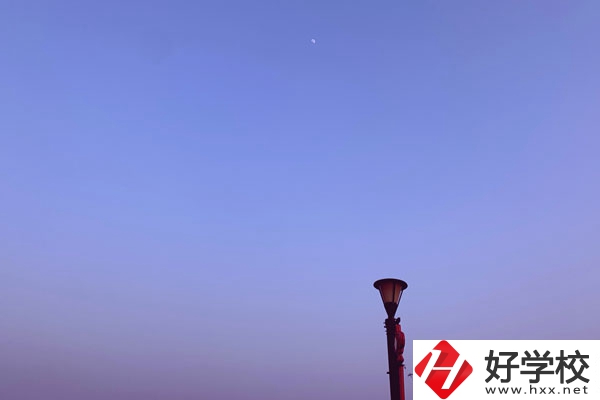 張家界旅游職業(yè)學(xué)校校園環(huán)境怎么樣？