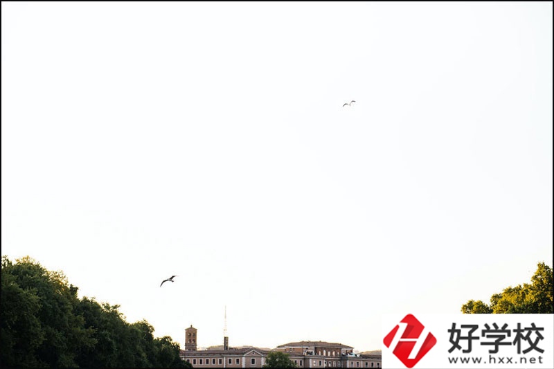 長(zhǎng)沙中專有什么好的空乘學(xué)校？